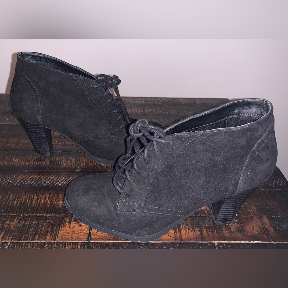 Pre-loved. Suede, lace/tie boots.